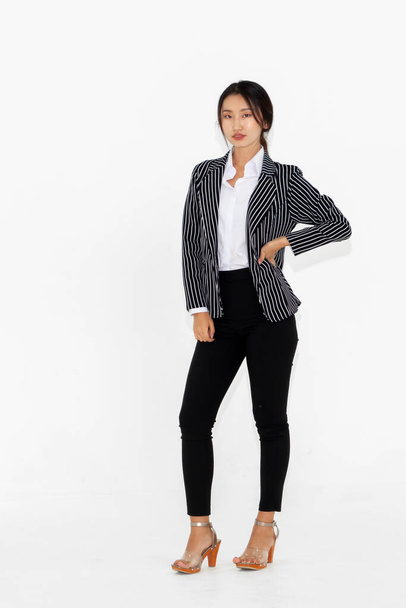 aziatische vrouw volledige lichaam portret op witte achtergrond dragen formele business suit . - Foto, afbeelding