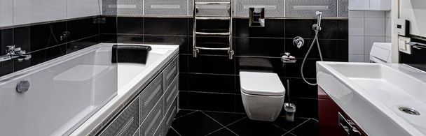 Contemporary bathroom interior in black and white - Foto, afbeelding