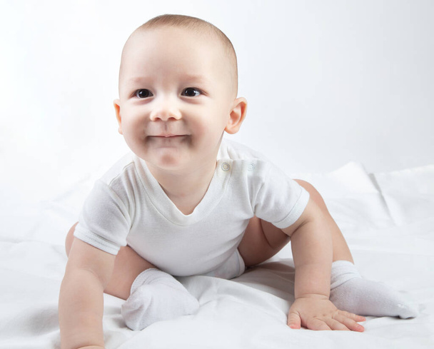 Образ дев'ятимісячного хлопчика на білому тлі
 - Фото, зображення