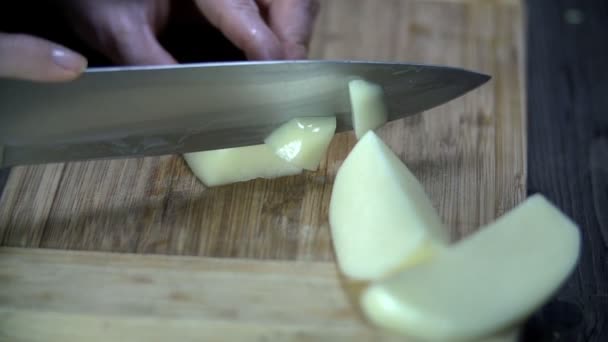 Резать очищенный картофель
 - Кадры, видео