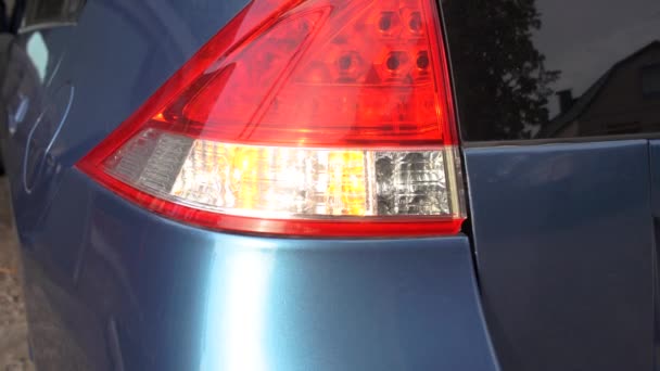knipperlichten, achterlicht, stop van de auto, knipperende achterrichtingaanwijzer, waarschuwingssignaal voor auto 's - Video