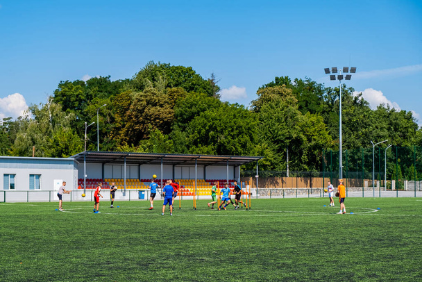 Ukrayna, Vinnitsa, 19 Ağustos 2019, Khmelnitsky otoyolu 22. Çocuk takımı futbol oynamak için antrenman yapıyor.. - Fotoğraf, Görsel