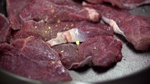 Speziare la carne con diversi tipi di spezie
 - Filmati, video