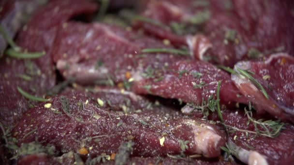 differenc kruiden toe te voegen aan vlees in een koekenpan - Video