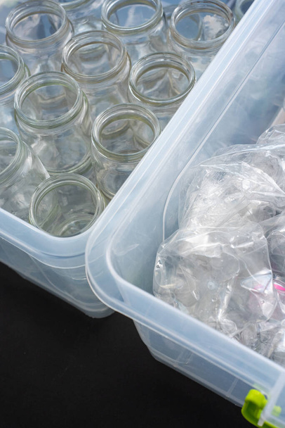 Sortowanie pojemników szklanych i butelek z tworzywa sztucznego do recyklingu i ponownego użycia. - Zdjęcie, obraz
