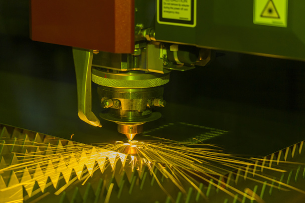 Detailní záběr Průmyslový laser a plazmové řezání ocelových plechů nebo plechů s jiskry - Fotografie, Obrázek