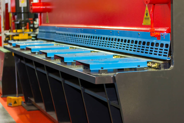 крупним планом металевий листовий різальний апарат для промислового виробництва на заводі
 - Фото, зображення