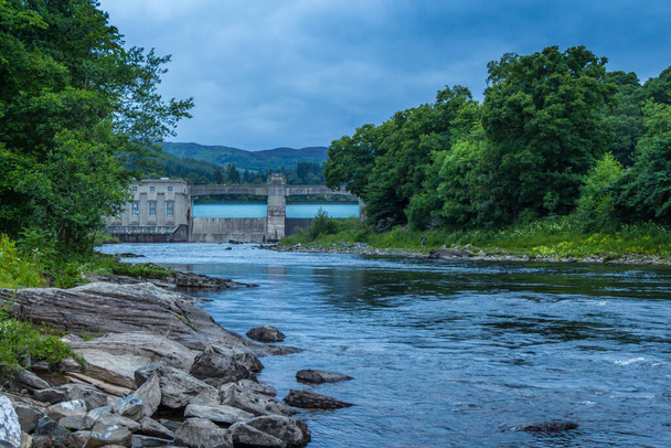 A rocky River Tummel and Pitlochry Dam at twilight on a summers evening in Pitlochry, Perthshire, Scotland - Fotoğraf, Görsel