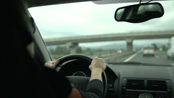 女性がスローモーションで橋の下でドライブします。 - 映像、動画