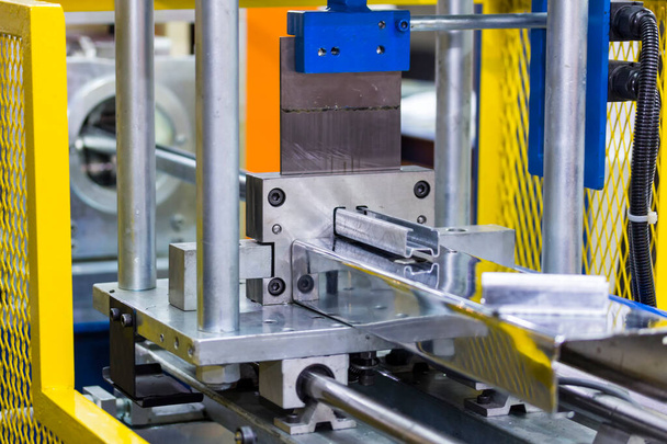Endüstriyel üretim fabrikasındaki metal levha oluşturma makinesini kapat - Fotoğraf, Görsel