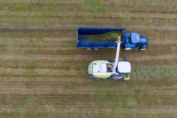 Image aérienne par drone de la récolte d'ensilage en Irlande rurale - Photo, image
