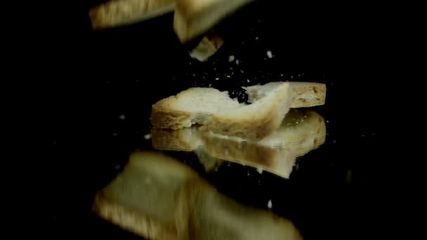 Pezzi di pane tostato rotture sull'impatto al rallentatore
 - Filmati, video