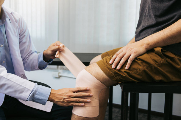 physiothérapeutes asiatiques examinent les résultats de la chirurgie du genou. - Photo, image