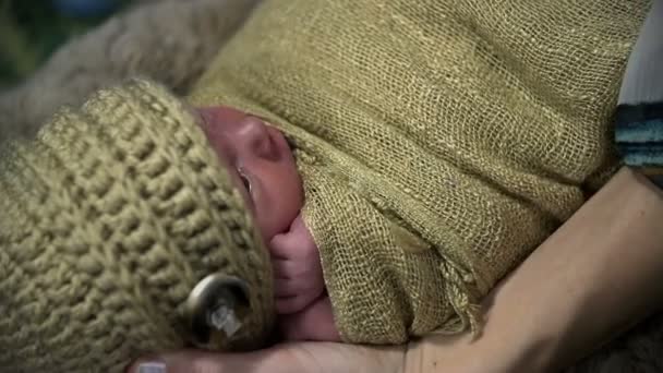 Bebê coberto em roupas de malha da cabeça aos dedos dos pés
 - Filmagem, Vídeo