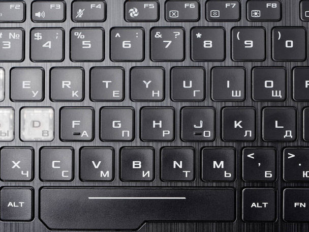 modna podświetlana klawiatura laptopa na ciemnym tle 2020 - Zdjęcie, obraz