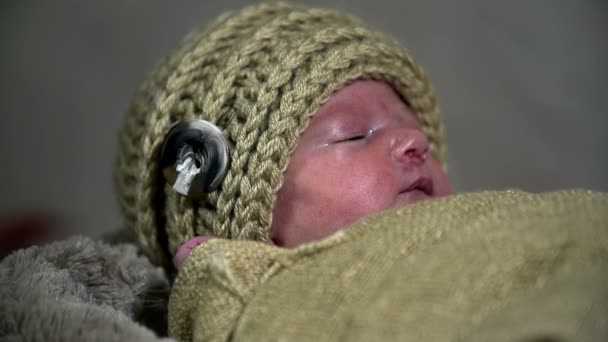 κουρασμένος μωρό ντυθεί στα θεματικά καφέ ρούχα - Πλάνα, βίντεο