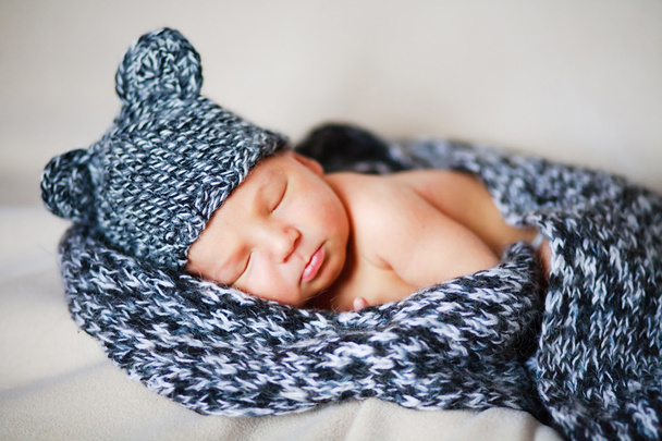 Adorable bebé recién nacido en un sombrero
 - Foto, Imagen