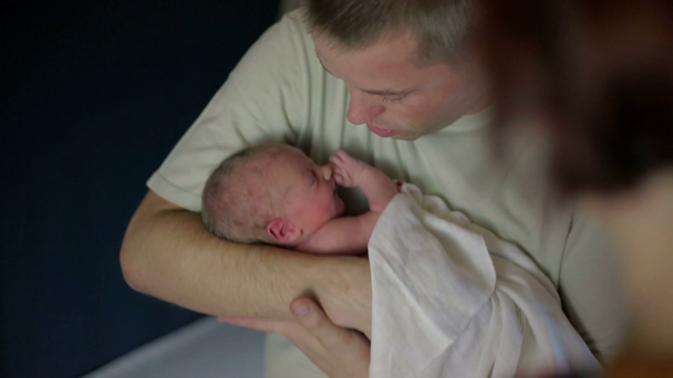 Padres acariciando a un bebé llorando
 - Metraje, vídeo