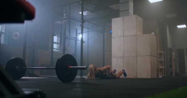 ισχυρή γυναίκα αθλητής εκτελέσει ώθηση UPS με αλτήρες ανύψωσης αλτήρες πάνω από το κεφάλι σας μετά από ένα άλμα - Πλάνα, βίντεο