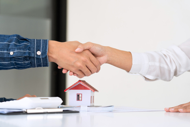 agent nieruchomości daje klucze domu podpis klienta nieruchomości umowy na sprzedaż, zakup i sprzedaż koncepcji domów - Zdjęcie, obraz