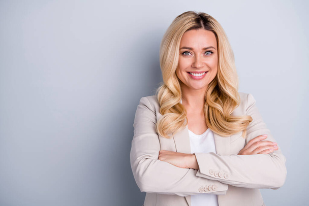 Close-up portrait of her she nice attractive cheerful wavy-haired businesslady top executive marketing director marketer folded arms copyspace isolated on light white gray pastel color background - Valokuva, kuva