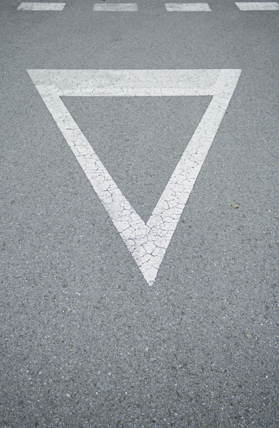 Give way sign - 写真・画像