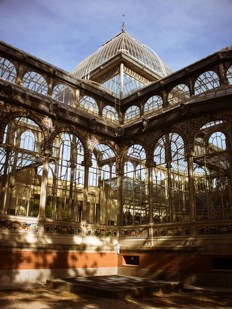 A vertical low angle shot of the Crystal Palace in Retiro Park in Madrid, Spain - Φωτογραφία, εικόνα