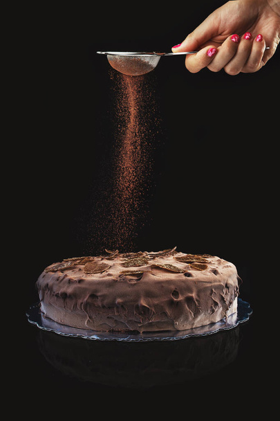 Csokoládé házi torta dióval és sárgabarack zselé fekete alapon - Fotó, kép