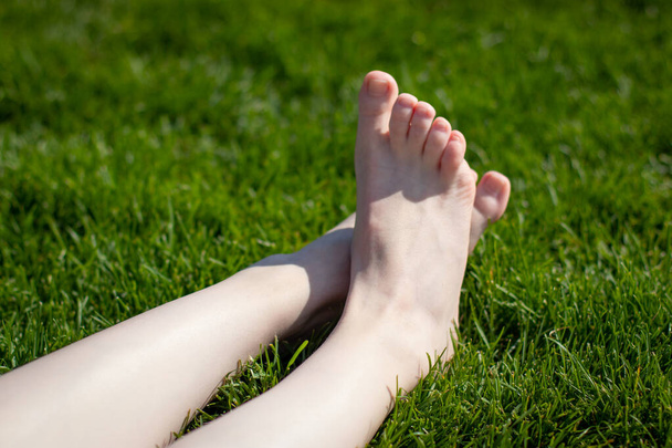 Frauenbeine auf grünem Gras - Foto, Bild