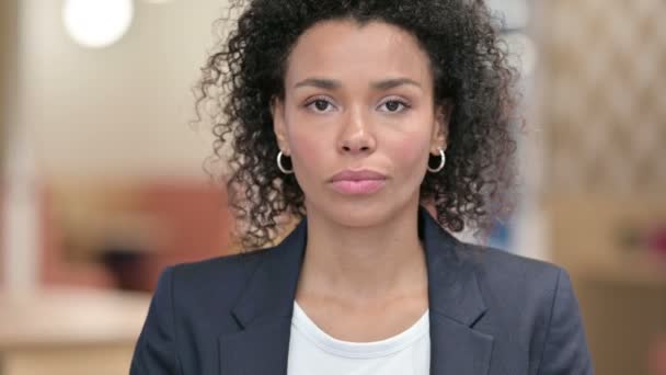 Stop Gesture przez African Businesswoman, Odrzucając pomysł - Materiał filmowy, wideo