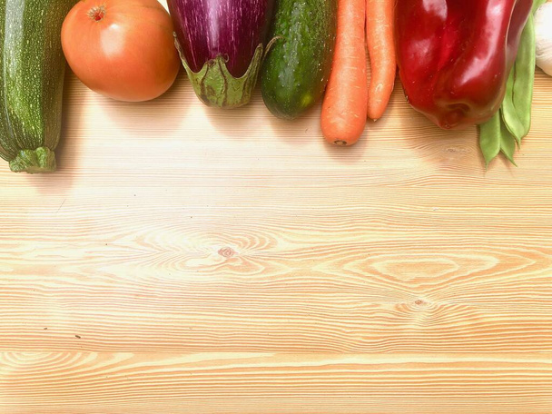 Verduras frescas diferentes de la huerta sobre madera, pimientos, zanahoria, calabacn, berenjena para receta o tienda. Comida vegetariana y vegana.  - Fotoğraf, Görsel