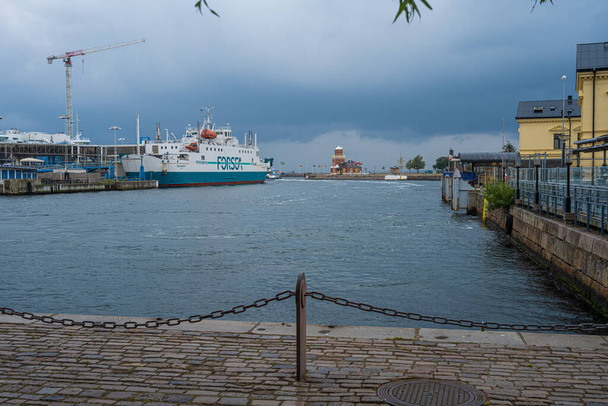 ForSea, Danimarka 'nın Helsingborg, İsveç ve Helsingor şehirleri arasında bulunan ve bataryayla çalışan ilk feribot hattına sahiptir. Elektrikli Mercandia Ro-Ro feribotunun resmi. - Fotoğraf, Görsel