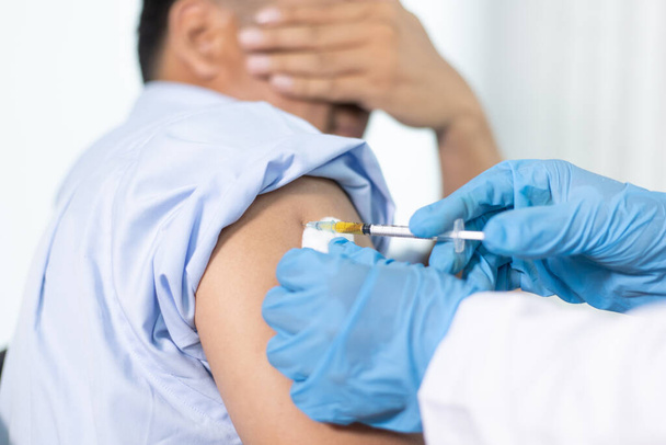 Лікар вакцинує пацієнта антибіотиками або стійкими до вірусів антибіотиками, щоб запобігти поширенню вірусу, антибіотики запобігають новому штаму грипу
. - Фото, зображення