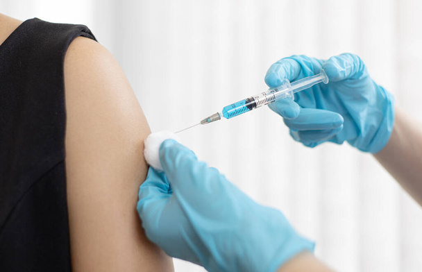 Ο γιατρός εμβολιάζει τις γυναίκες με αντιβιοτικά ή νέα αντισώματα για την πρόληψη της εξάπλωσης του ιού, Εμβολιασμός κατά των μεταδοτικών ασθενειών concep - Φωτογραφία, εικόνα