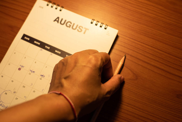 Размытый календарь на деревянном столе в концепции планирования. - Фото, изображение