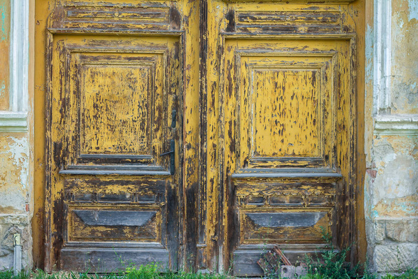 Porte en bois altérée avec peinture jaune écaillée - Photo, image