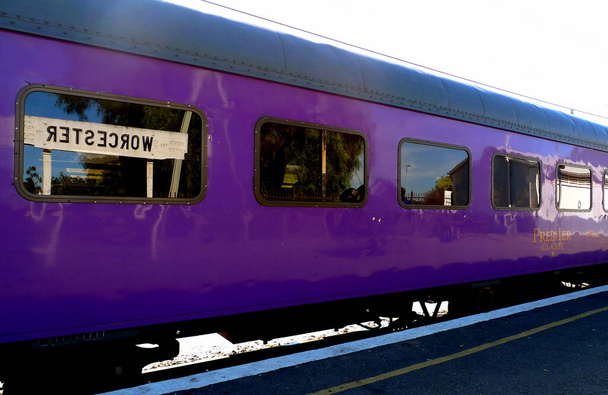 De wereld weerspiegeld in een paarse trein - Foto, afbeelding