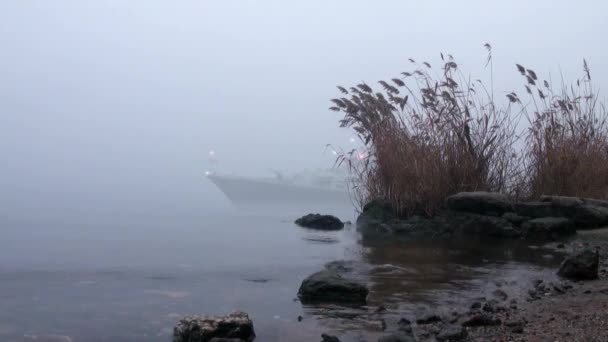 Nave de guerra sale de la niebla
 - Metraje, vídeo