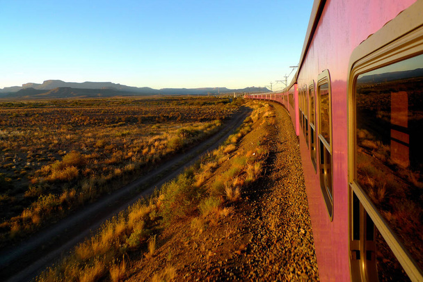 Het geluk van een eindeloze trein - Foto, afbeelding