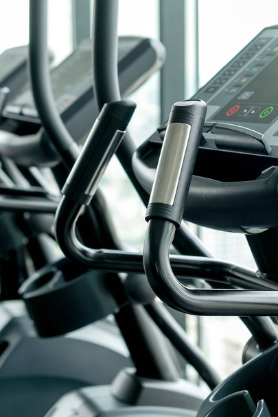 Λεπτομέρεια εικόνα του Treadmill στο παρασκήνιο του γυμναστηρίου  - Φωτογραφία, εικόνα