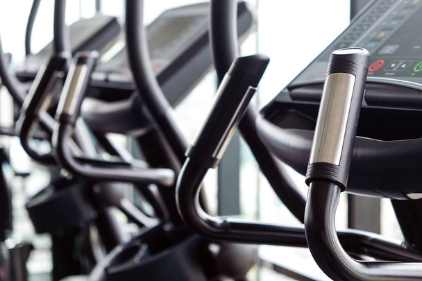 Detail beeld van loopband in fitnessruimte achtergrond  - Foto, afbeelding