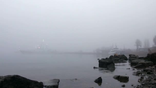 Nave de guerra sale de la niebla
 - Metraje, vídeo