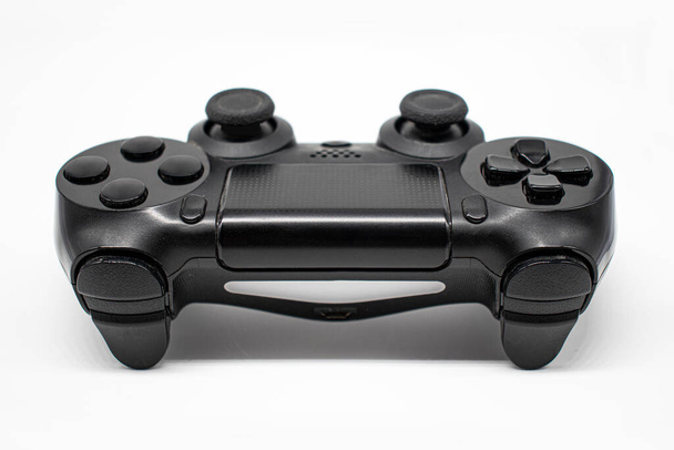 Zwarte gaming controller, Joystick op witte achtergrond, Geïsoleerd, Close-up, Vooraanzicht. - Foto, afbeelding
