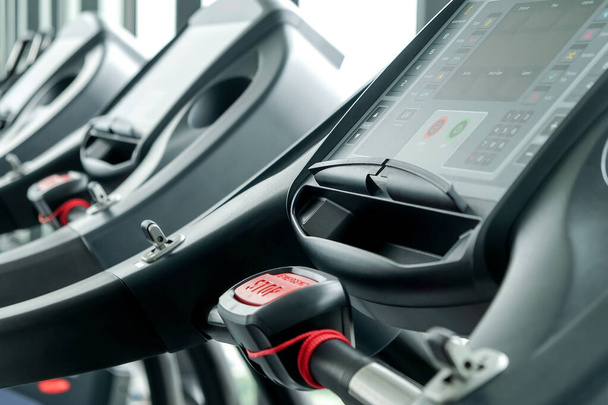 Dettaglio immagine di Tapis roulant in sala fitness sfondo  - Foto, immagini