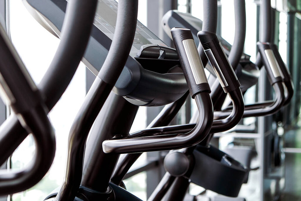Detail beeld van loopband in fitnessruimte achtergrond  - Foto, afbeelding