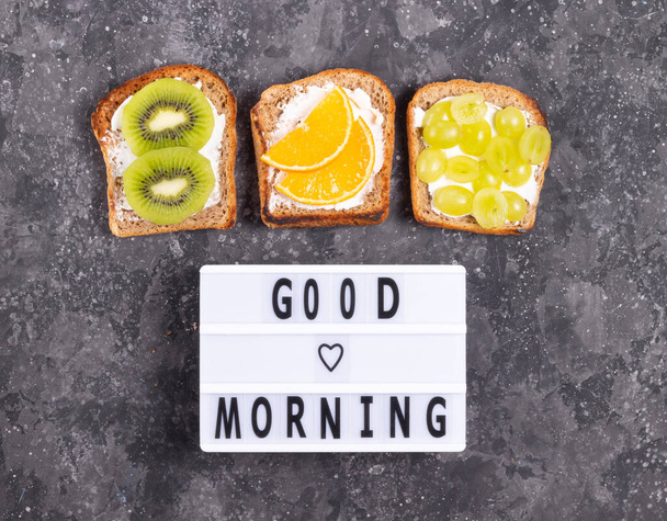Inscription bonjour avec sandwichs aux fruits avec fromage à la crème sur fond gris - Photo, image
