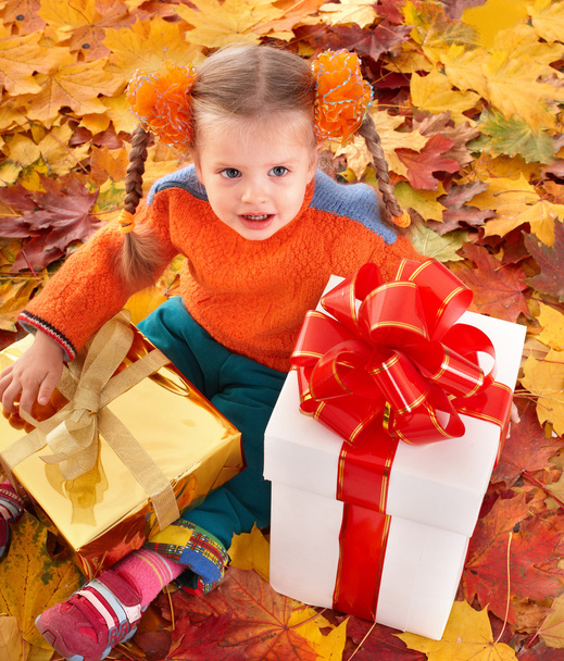 Criança no outono folhas de laranja e caixa de presente
. - Foto, Imagem