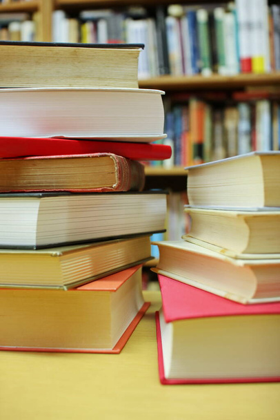 Стек книг у бібліотеці
 - Фото, зображення