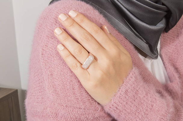 Silver, patterned wedding rings on the female model, different color on the back. - Foto, afbeelding
