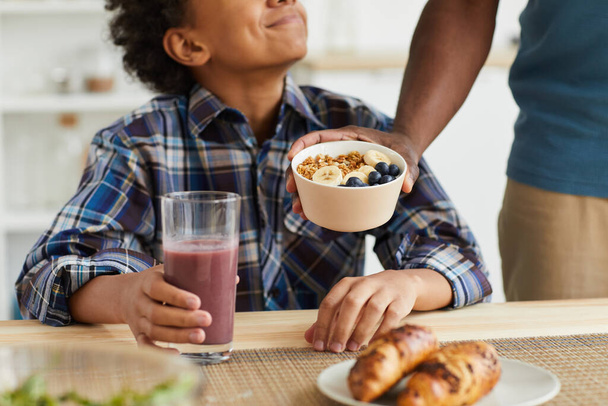 Junge frühstückt zu Hause - Foto, Bild